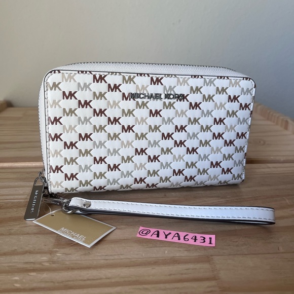 Michael Kors wallet🎈🎈 - Picture 1 of 6